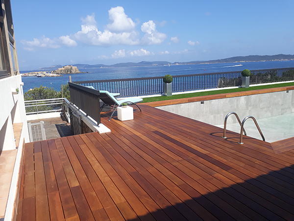 Terrasse en bois exotique à Hyeres